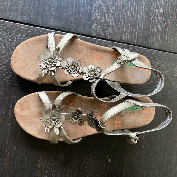 Baretraps 9 memory foam Hammond Bronze Strappy Floral low wedge heel Sandals - Picture 3 of 11